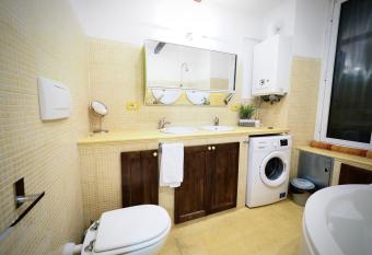 DIMORA DELLE CAMELIE (ACQUARIO) - GENOVABNB IT has rooms with a private hot tub