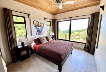 Casa Linda. Peaceful & Comfortable! has Balcony rooms