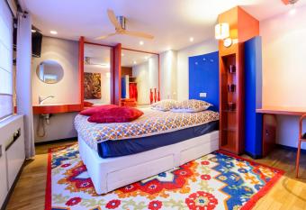 BeautyD RED ROOM centrum Gullegem allows 18 year olds to book a room
