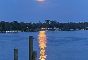 Moonlite Retreat- Waterfront home in Welaka, Florida has Balcony rooms