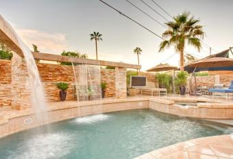 Amazing home, so close to entertainment district has rooms with a private hot tub