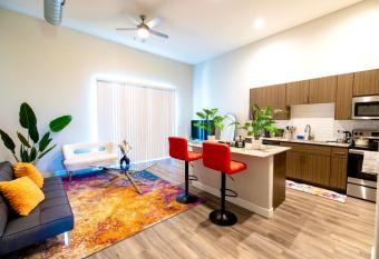 Swanky King Bed,Mountain Views, Couples Retreat, Desk Station, Free Parking allows 18 year olds to book a room