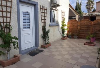 F1 proche mer has Balcony rooms