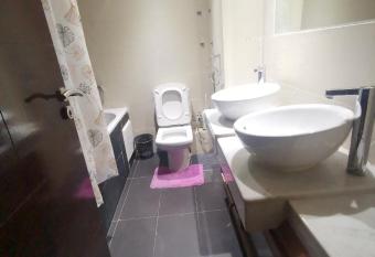 EMILIO FLATS & APARTMENTS has rooms with a private hot tub