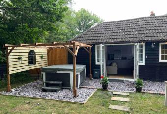 Hot Tub hideaway! New Forest has rooms with a private hot tub