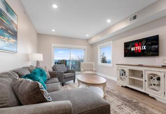 Luxury Downtown 2BDR Lake View Penthouse Condo steps to Beach 402W has Balcony rooms