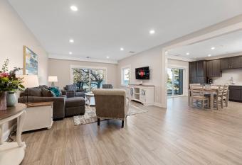 Luxury Downtown 2BDR Lake View Penthouse Condo steps to Beach 303E has Balcony rooms