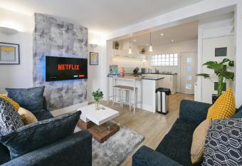 The Monopoly Breeze House - Your Dream Getaway With Wet Room In The Heart of Brighton has Balcony rooms