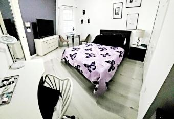 Room Studio - Separate Entrance and a bathroom, Parking, Central allows 18 year olds to book a room