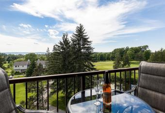 Beautiful Lake View Golf Course Condo has Balcony rooms