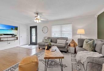 Tranquil 3BR Family Home in Shalimar Near Water has Balcony rooms