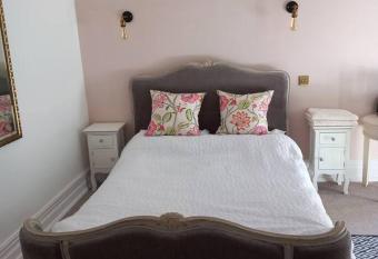 Beautiful self-contained annex/Cottage has Balcony rooms