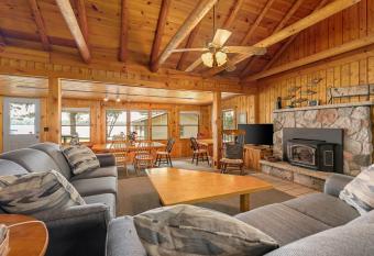 Cozy Lakeside 3bdr Moose Lodge At Lake Ann 19899 has Balcony rooms