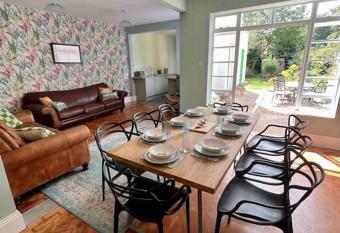 Spacious Semi-detached Southsea House, Free Parking On Drive has Balcony rooms