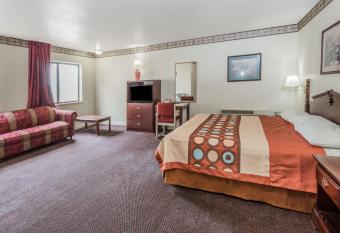 Super 8 by Wyndham Morris has rooms with a private hot tub