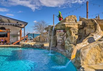 New Marion Rock Ranch Resort has rooms with a private hot tub