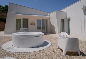 Ulivo Bianco has rooms with a private hot tub