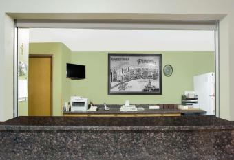 Super Sleep Inn has rooms with a private hot tub