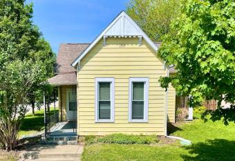 Noblesville Spacious Home Fully Fenced Backyard allows 18 year olds to book a room