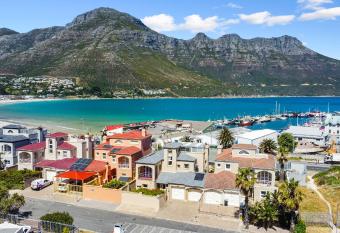 Seaside Villa - 1 La Mer allows 18 year olds to book a room