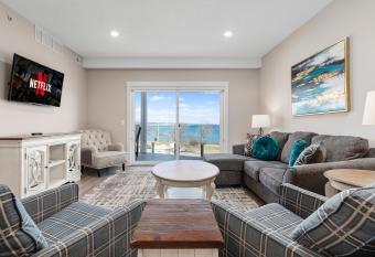 3BDR Lake View Penthouse Condo on West Bay 401W has Balcony rooms