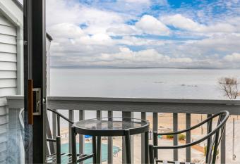Beautiful Bay View Couples Retreat at The Shores 5586 has Balcony rooms