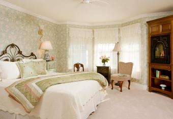 Wilbraham Mansion has rooms with a private hot tub