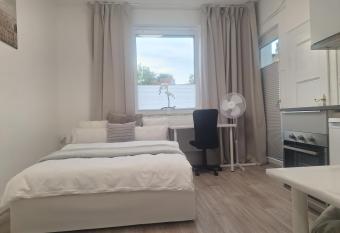 Studio Apartment mit Balkon 7 allows 18 year olds to book a room