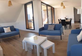 Les Hauts de la Belle   poque has Balcony rooms