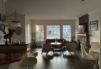 Super Cozy 5 Bedroom Entire House in Ladner has rooms with a private hot tub