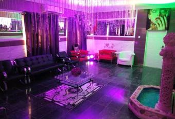 Lavender Spa, suites and leisure has rooms with a private hot tub