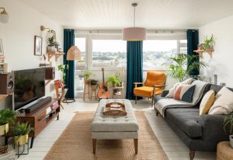 Stylish 1 bedroom home in Truro, Cornwall has Balcony rooms