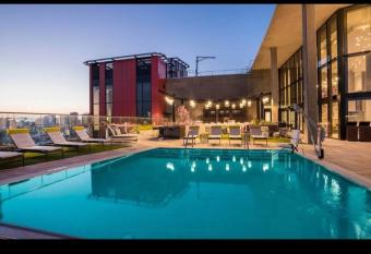 High Rise Luxury Apt DT San Diego wit Rooftop Pool 710 has rooms with a private hot tub