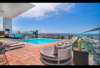 High Rise Luxury Apt DT San Diego with Great views 1201 has rooms with a private hot tub