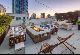 Lovely 3bed Apt with pool close to SD Convetion Center 502 has rooms with a private hot tub