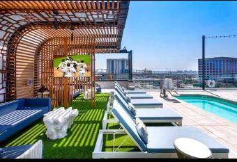 Lux Apt with Rooftop pool by Convention Centr and Petco Park 405 has rooms with a private hot tub