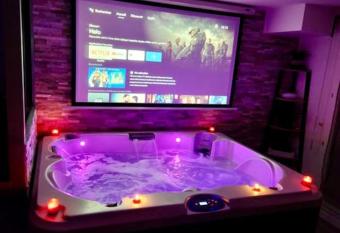Appartement Love Room/Jacuzzi has rooms with a private hot tub
