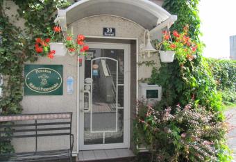 Pension Mahrets Puppenstube allows 18 year olds to book a room