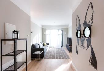 Loft 5 Balkon 15min HBF Wifi allows 18 year olds to book a room