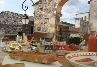 La Tour Noble has Balcony rooms