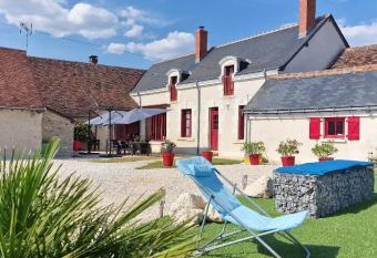 Maison de 3 chambres avec piscine privee spa et jardin clos a Mosnes has rooms with a private hot tub