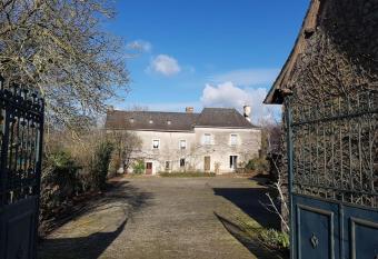 Gite Le Presbyt  re de Pierric has Balcony rooms