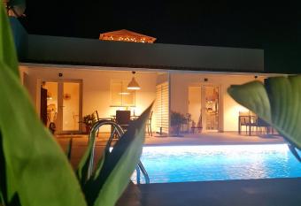 Villa Tino- Casa D allows 18 year olds to book a room