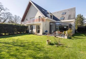 Beau 4 pi  ces avec grand jardin et tennis has Balcony rooms