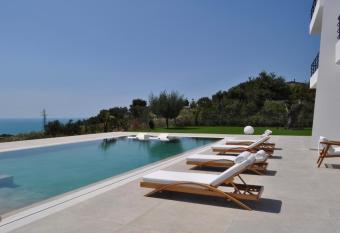 Villa Esmi Durres has rooms with a private hot tub