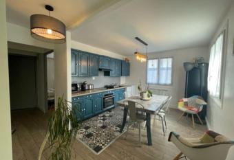 Bel Appartement dans r  sidence chemin  e /Jardin allows 18 year olds to book a room