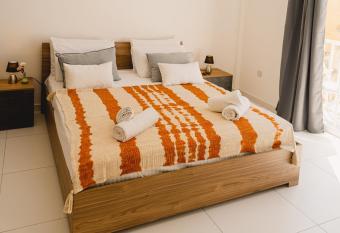 Designer 2 bed 50 meters fromsea allows 18 year olds to book a room