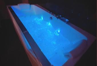 Le Foyer d Or - Hypercentre & Confort has rooms with a private hot tub