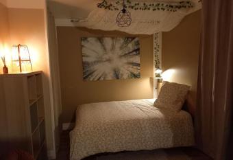 La Grelauderie 6 allows 18 year olds to book a room