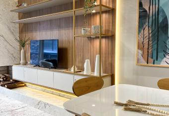 Apto moderno com lareira, piscina aquecida e infra completo em Gramado has rooms with a private hot tub